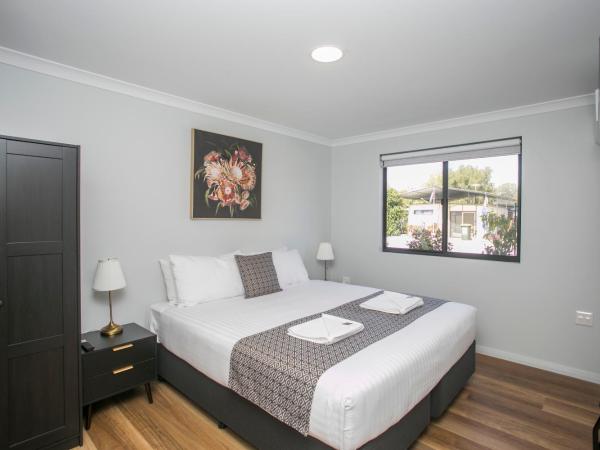 Banksia Tourist Park : photo 1 de la chambre family chalet 5 (not pet friendly) 