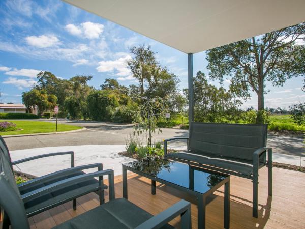 Banksia Tourist Park : photo 6 de la chambre family chalet 5 (not pet friendly) 