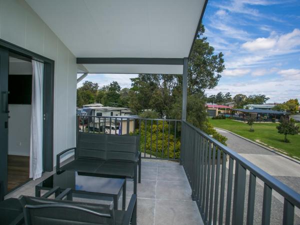 Banksia Tourist Park : photo 9 de la chambre family chalet 5 (not pet friendly) 