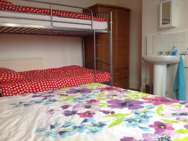 Clift Guest House : photo 1 de la chambre grande chambre triple avec salle de bains commune