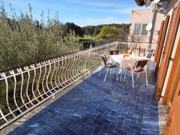 Apartment Kuftic - Relax Zone - Quiet Street : photo 1 de la chambre appartement avec balcon