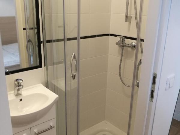Hostel Stawowa : photo 4 de la chambre chambre double avec salle de bains privative