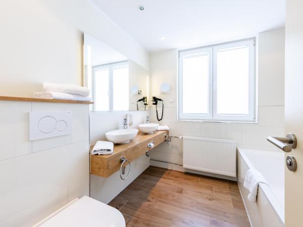 Maingau Hotel : photo 7 de la chambre chambre familiale avec baignoire