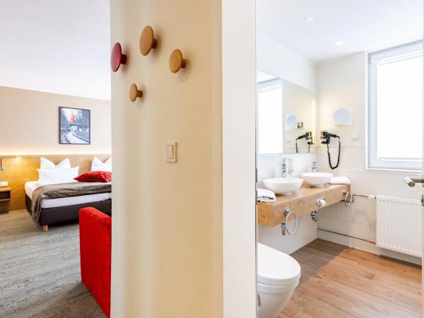 Maingau Hotel : photo 9 de la chambre chambre familiale avec baignoire