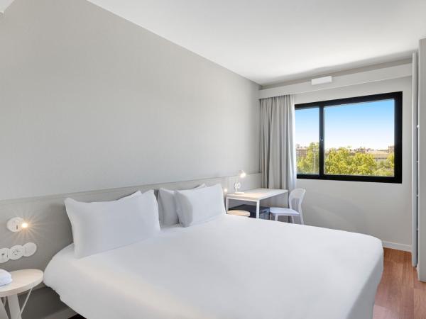 B&B HOTEL Zaragoza Centro : photo 4 de la chambre chambre double deluxe avec vue sur château