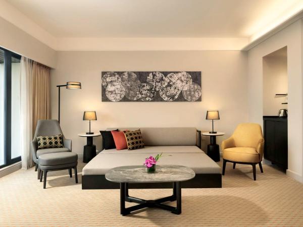 Hilton Kuching Hotel : photo 1 de la chambre chambre familiale de luxe lit king-size 
