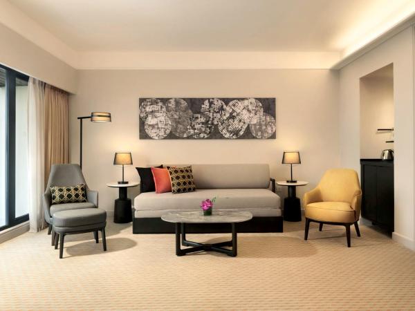 Hilton Kuching Hotel : photo 2 de la chambre chambre familiale de luxe lit king-size 