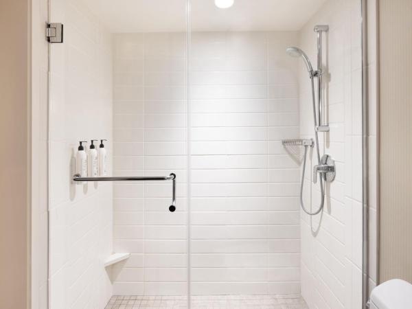 Delta Hotels by Marriott Edmonton South Conference Centre : photo 5 de la chambre chambre lit queen-size