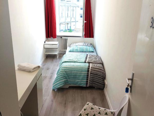 Schönes helles Zimmer direkt in Frankfurt City Nr 301 : photo 4 de la chambre chambre simple avec salle de bains commune