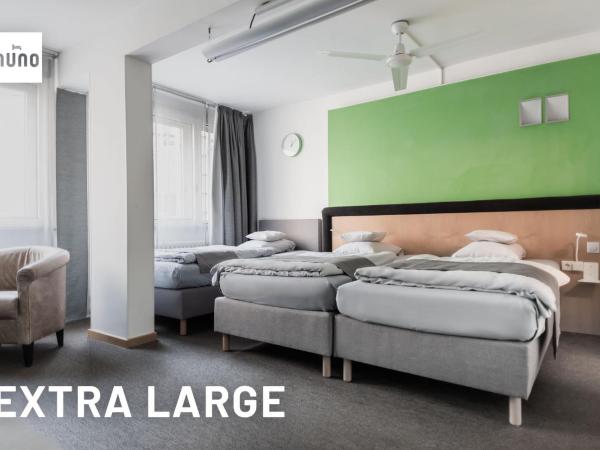 NunoHotel : photo 1 de la chambre chambre double confort avec 2 lits doubles