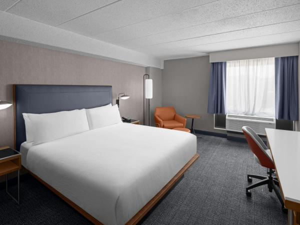 Courtyard by Marriott Pittsburgh University Center : photo 1 de la chambre chambre lit king-size avec canapé-lit - adaptée aux personnes malentendantes
