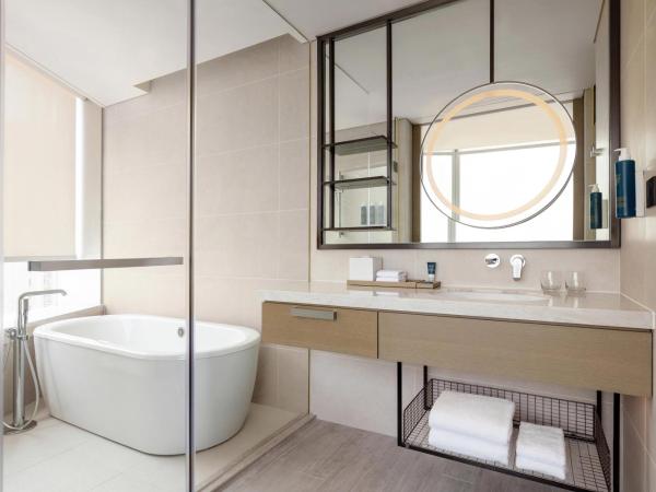 Four Points by Sheraton Hong Kong, Tung Chung : photo 4 de la chambre suite exécutive avec 1 lit king-size - vue sur océan