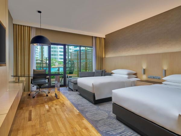 Renaissance Kuala Lumpur Hotel & Convention Centre : photo 2 de la chambre twin room with sofa bed and pool view/access