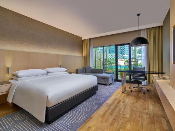 Renaissance Kuala Lumpur Hotel & Convention Centre : photo 1 de la chambre king room with sofa bed and pool view/cabana