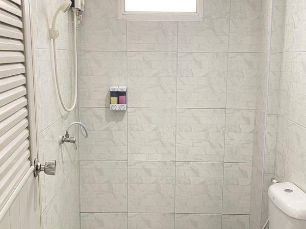 Sleep at Phuket SHA Plus : photo 5 de la chambre chambre double ou lits jumeaux standard avec climatisation