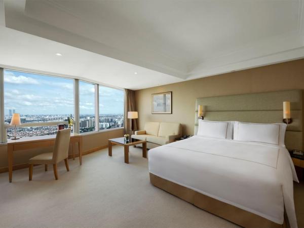 DoubleTree by Hilton Shanghai Pudong - Present welcome cookie : photo 2 de la chambre chambre lit king-size deluxe - vue sur ville