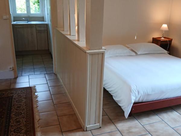 Château de Maucouvent -'Le Cottage' : photo 3 de la chambre chambre double