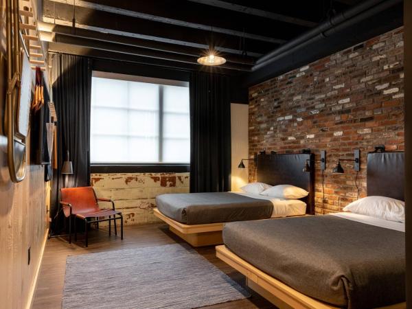 Moxy Nashville Downtown : photo 2 de la chambre chambre avec 2 grands lits queen-size