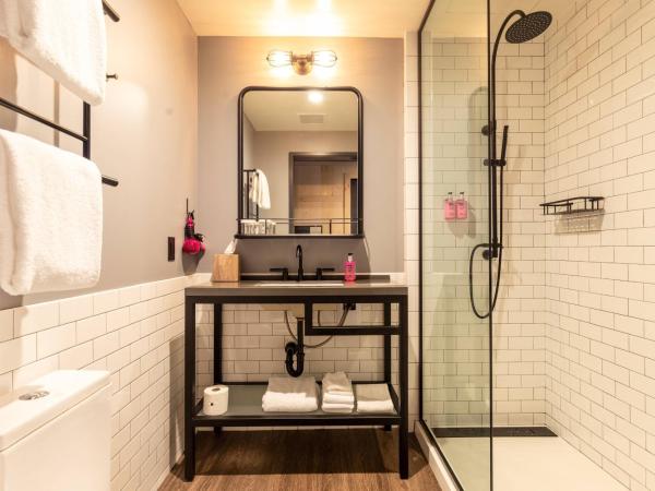 Moxy Nashville Downtown : photo 3 de la chambre chambre avec 2 grands lits queen-size