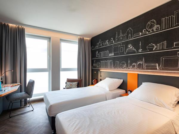 LOGINN Hotel Köln Airport : photo 1 de la chambre chambre lits jumeaux supérieure