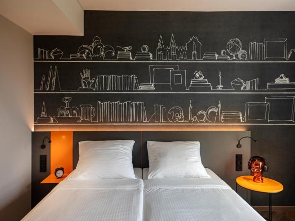 LOGINN Hotel Köln Airport : photo 2 de la chambre studio