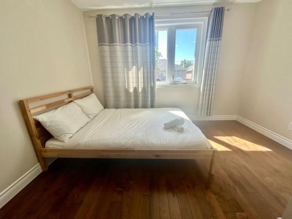 Spacious Modern Queen Room Near Fairview Mall, 401 & 404 : photo 1 de la chambre chambre double avec salle de bains commune