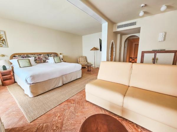 Hôtel La Pérouse Nice Baie des Anges - Recently fully renovated : photo 5 de la chambre suite baie des anges - vue complète sur mer