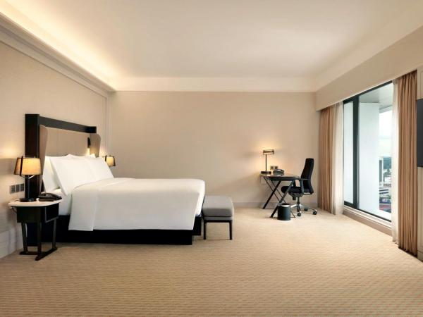 Hilton Kuching Hotel : photo 5 de la chambre chambre familiale de luxe lit king-size 