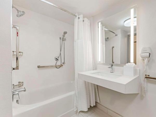 Comfort Inn & Suites Near Universal Orlando Resort-Convention Ctr : photo 5 de la chambre chambre 2 lits queen-size - accessible aux personnes à mobilité réduite - non-fumeurs