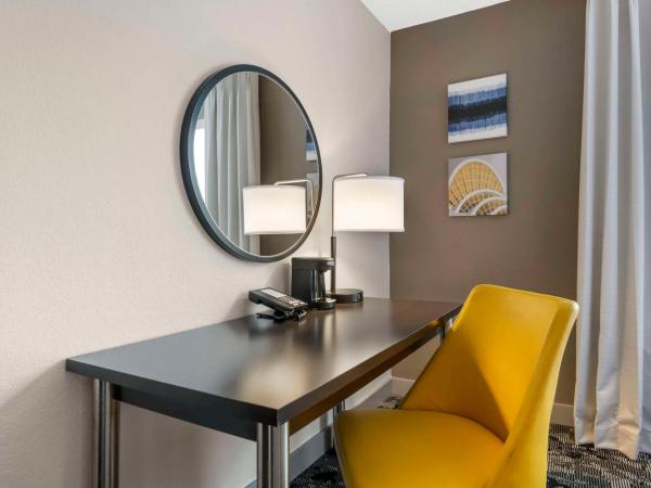 Comfort Inn & Suites Near Universal Orlando Resort-Convention Ctr : photo 2 de la chambre chambre 2 lits queen-size - non-fumeurs