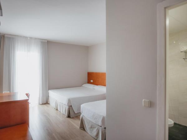 Marina Tossa : photo 2 de la chambre chambre triple avec balcon