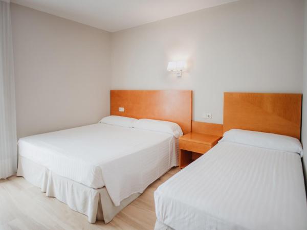 Marina Tossa : photo 5 de la chambre chambre triple avec balcon