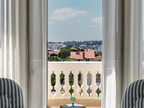 Regina Experimental Biarritz : photo 4 de la chambre chambre double ou lits jumeaux supérieure avec vue sur ville