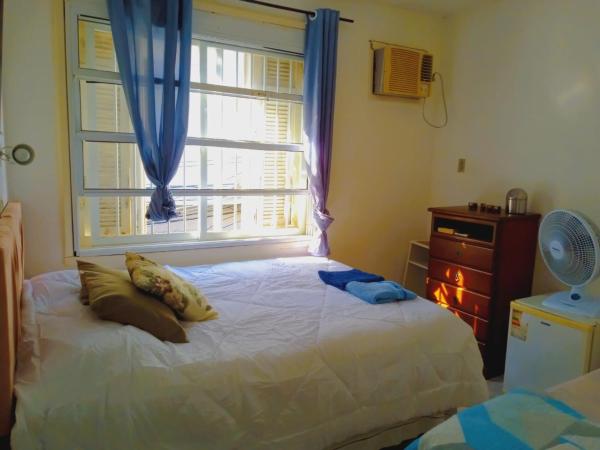 Quarto suíte privado com banheiro e quartos compartilhados em Ipanema : photo 3 de la chambre chambre triple basique avec salle de bains commune