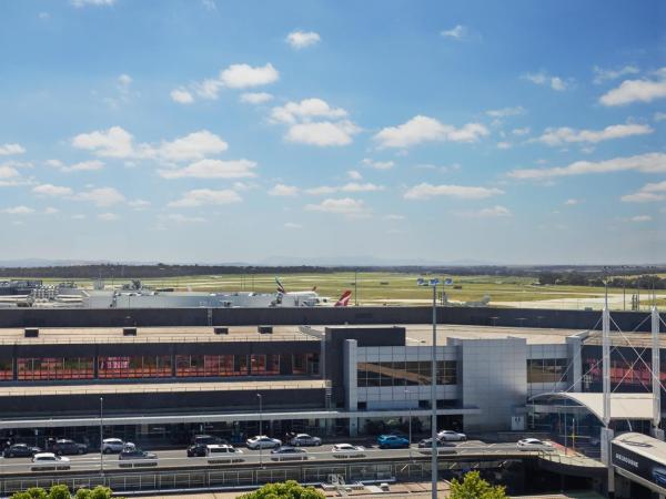 PARKROYAL Melbourne Airport : photo 4 de la chambre chambre lits jumeaux supérieure avec vue