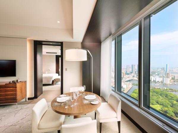 Conrad Tokyo : photo 5 de la chambre suite d'angle lit king-size - vue sur baie