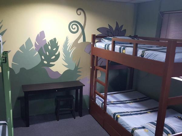 Marco Polo Guest House : photo 1 de la chambre chambre quadruple Économique avec salle de bains commune