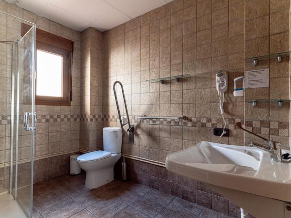 Hotel Reina Mora : photo 4 de la chambre chambre triple