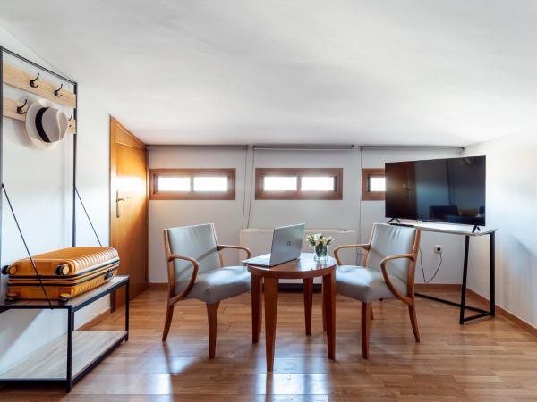 Hotel Reina Mora : photo 4 de la chambre chambre quadruple standard