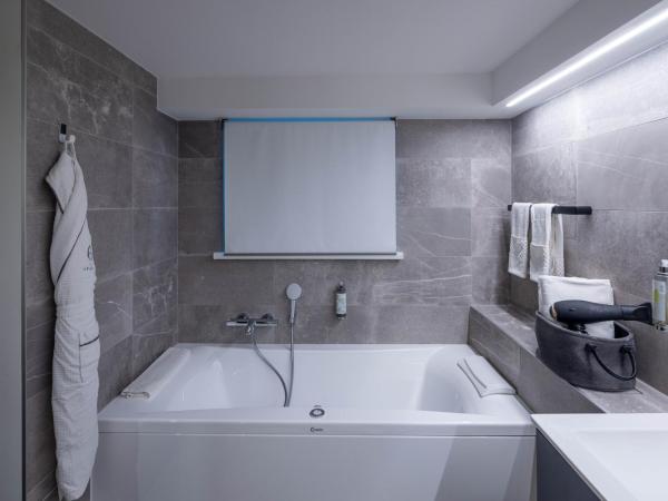 Hôtel Garrigae Villa La Florangerie - SPA & Piscine : photo 9 de la chambre chambre double avec baignoire spa