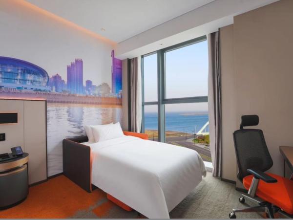 Hampton By Hilton Shenzhen Futian Mangrove Park Apartments : photo 3 de la chambre chambre lit king-size deluxe - vue sur mer