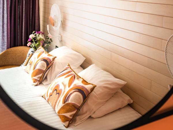 Hôtel Valdys Thalasso & Spa - Beau rivage : photo 5 de la chambre chambre double confort - vue latérale sur mer