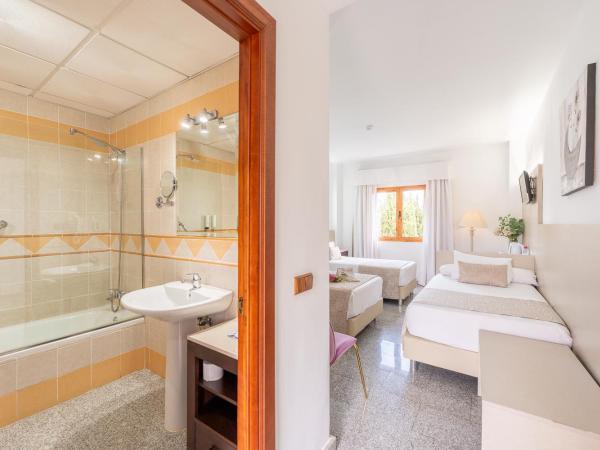 Hotel Plaza Del Castillo : photo 3 de la chambre chambre triple