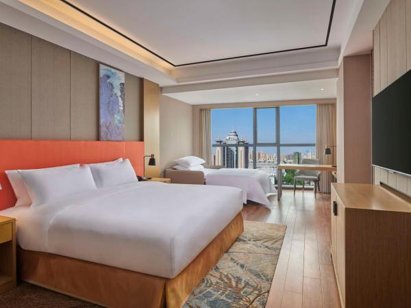 Hilton Garden Inn Wuhan Hankou : photo 1 de la chambre chambre lit king-size deluxe avec canapé-lit