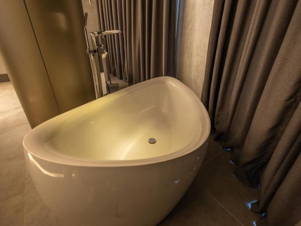 FOUR HILLS HOTEL : photo 2 de la chambre suite avec baignoire spa