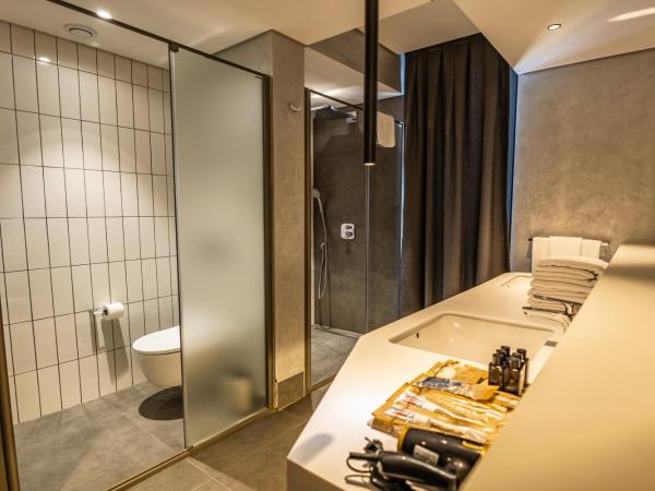 FOUR HILLS HOTEL : photo 6 de la chambre suite avec baignoire spa