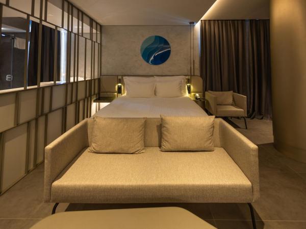 FOUR HILLS HOTEL : photo 7 de la chambre suite avec baignoire spa