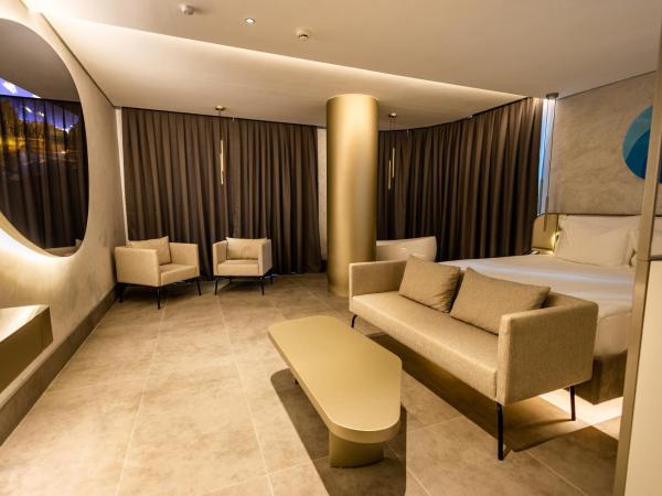 FOUR HILLS HOTEL : photo 10 de la chambre suite avec baignoire spa