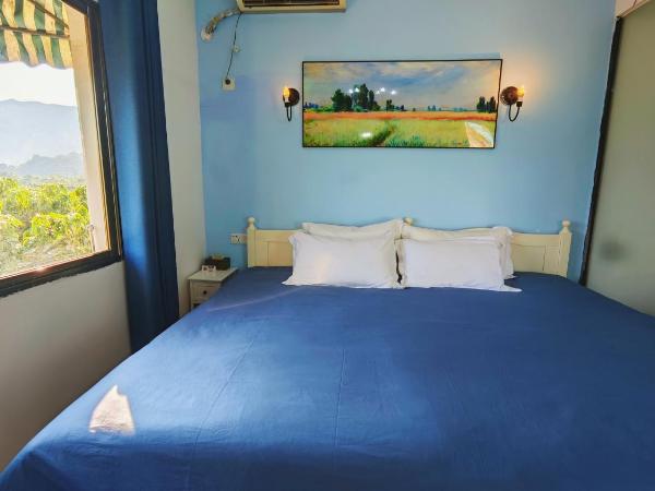 Cloud Tree Inn Yun Shu Li ,Xichong, Shenzhen : photo 8 de la chambre chambre lit king-size - vue sur montagne
