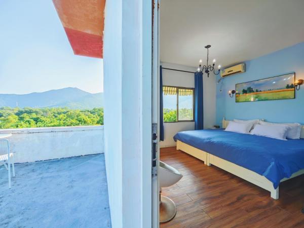 Cloud Tree Inn Yun Shu Li ,Xichong, Shenzhen : photo 3 de la chambre chambre lit king-size - vue sur montagne